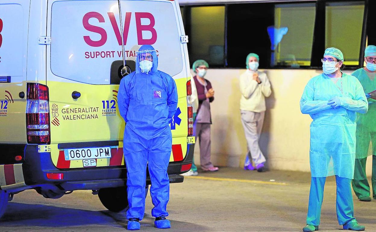 Personal sanitario a las puertas del Hospital La Fe de Valencia.