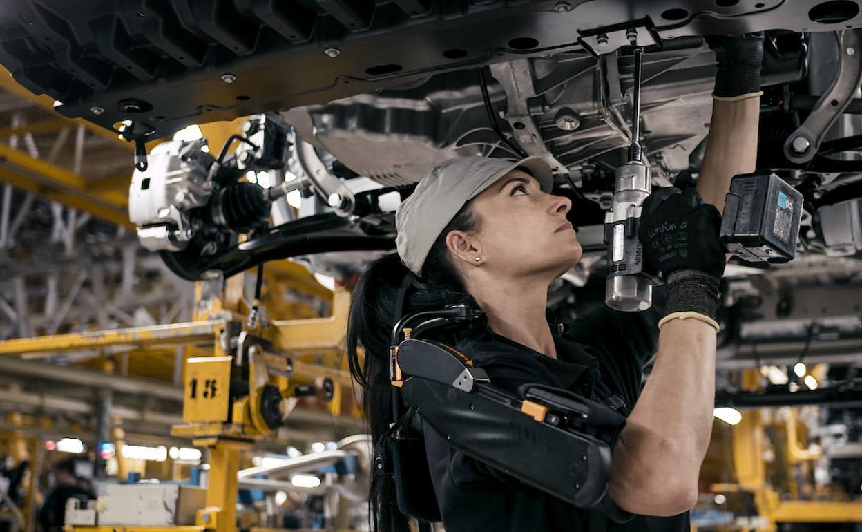 Una trabajadora en la planta de Nissan en Barcelona.