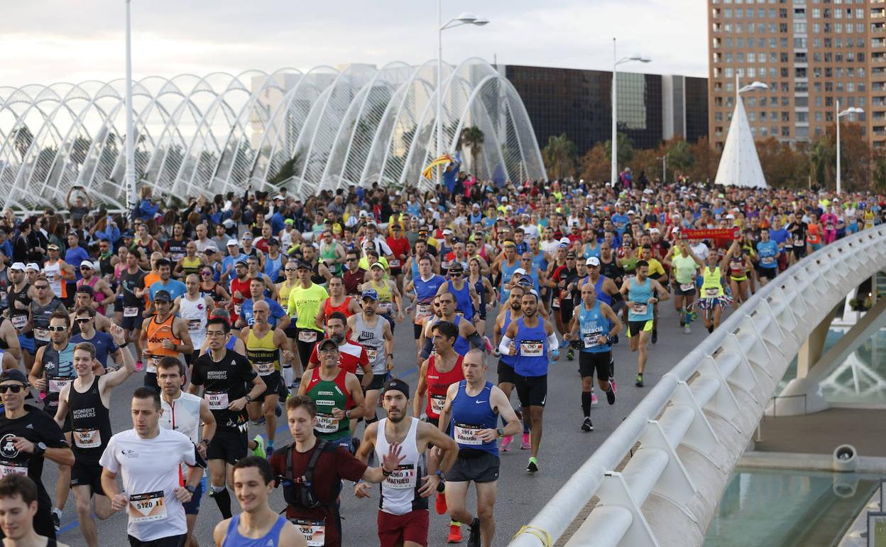 Los corredores, durante la salida de la última edición del Maratón de Valencia