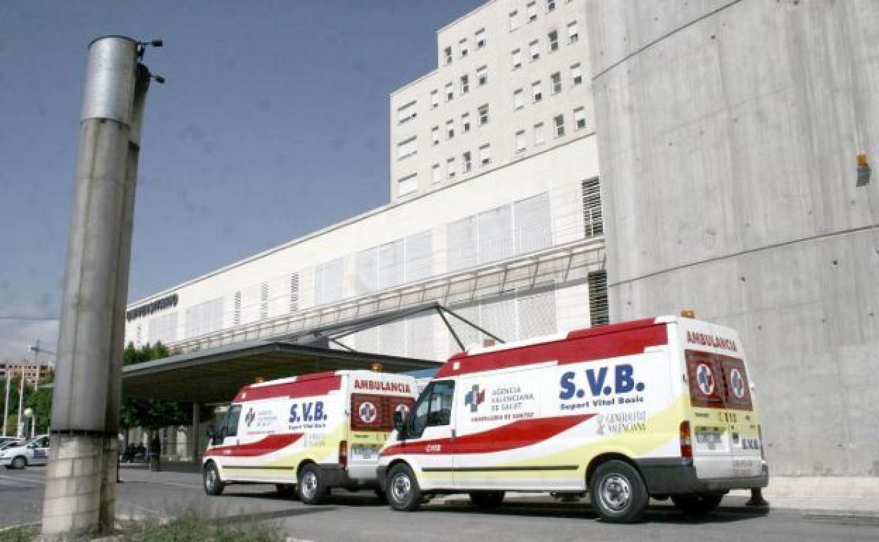 Entra a Urgencias del Hospital de Alicante.