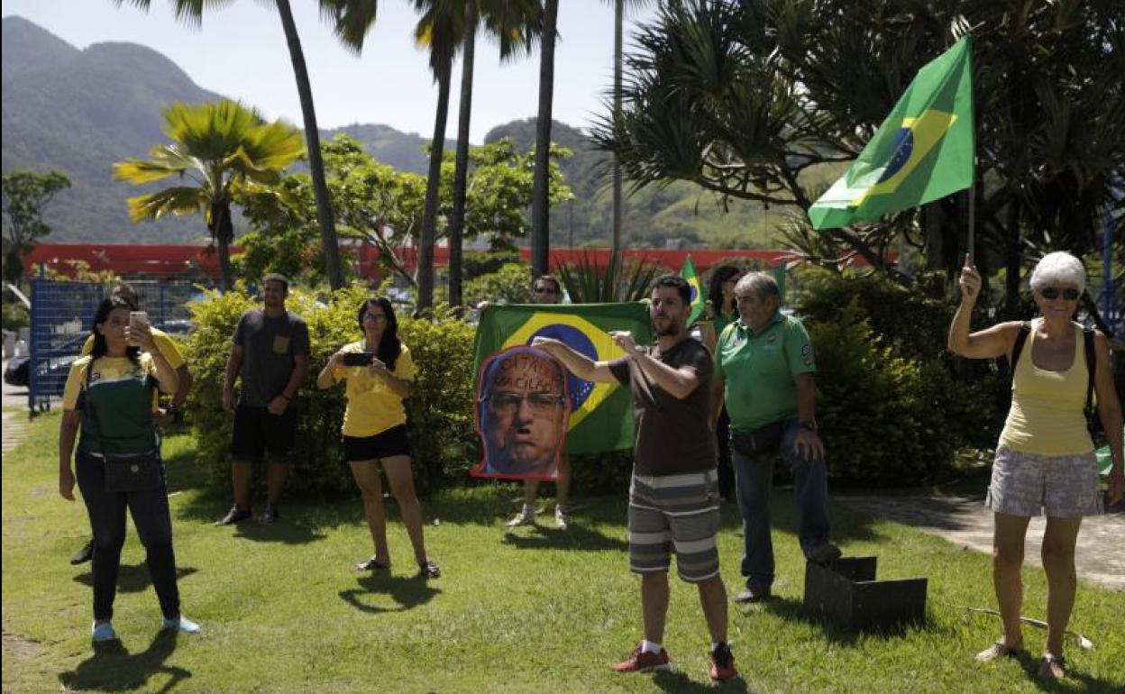 Seguidores de Jair Bolsonaro en una protesta contra las medidas del gobernador de Río de Janeiro.