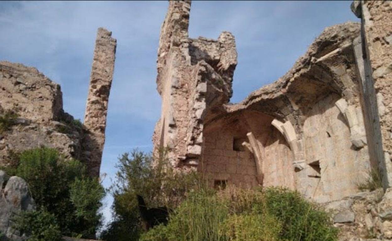 En la capilla del Castell de la Reina Mora se puede observar el deterioro del edificio. 