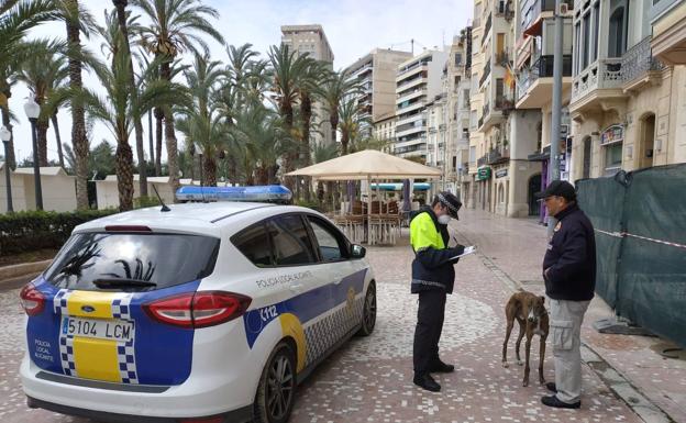 La Policía comienza a controlar el tiempo de los paseos de los perros