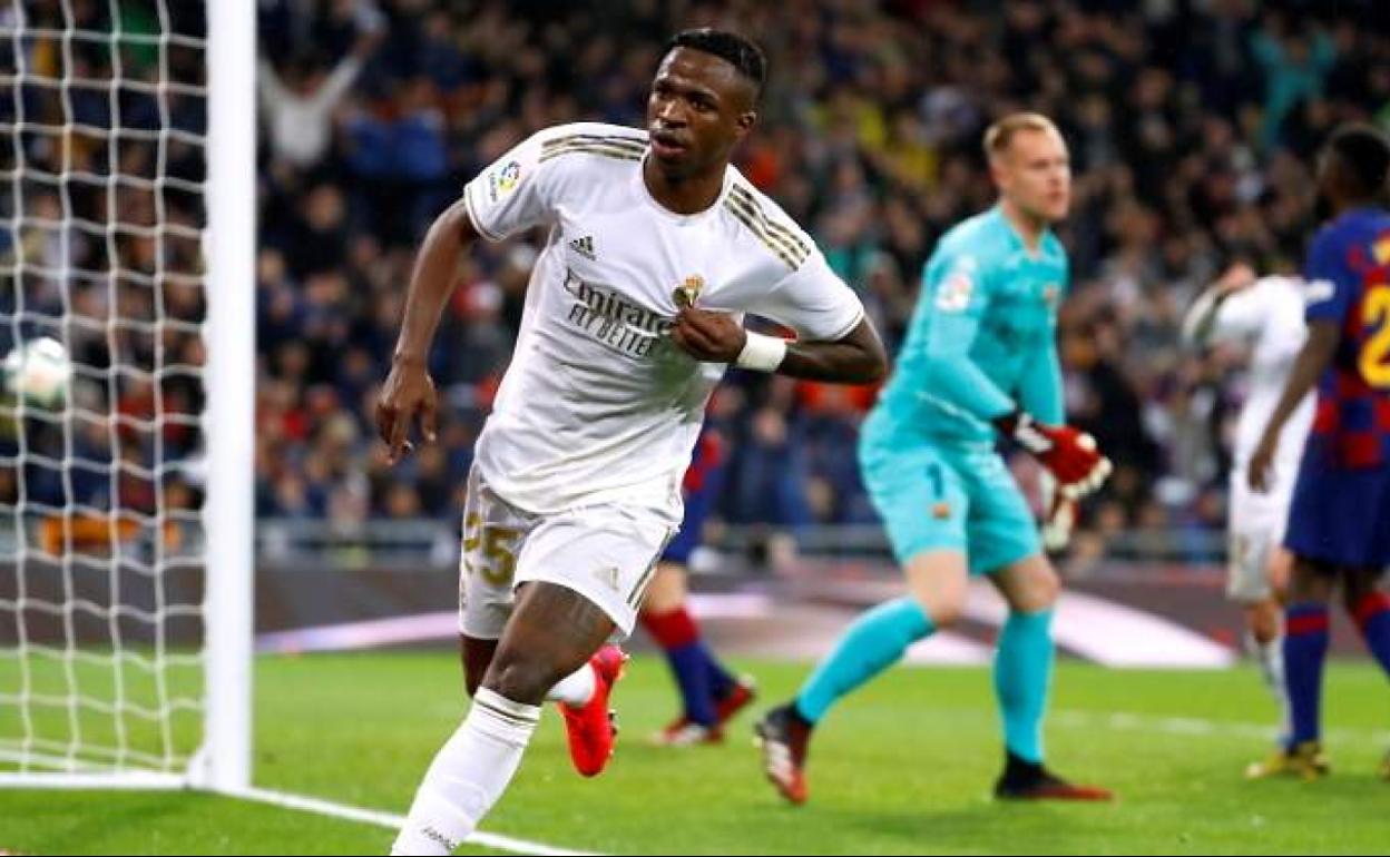 Vinicius celebra el gol del triunfo del Real Madrid antge el Barça en el último clásico. 