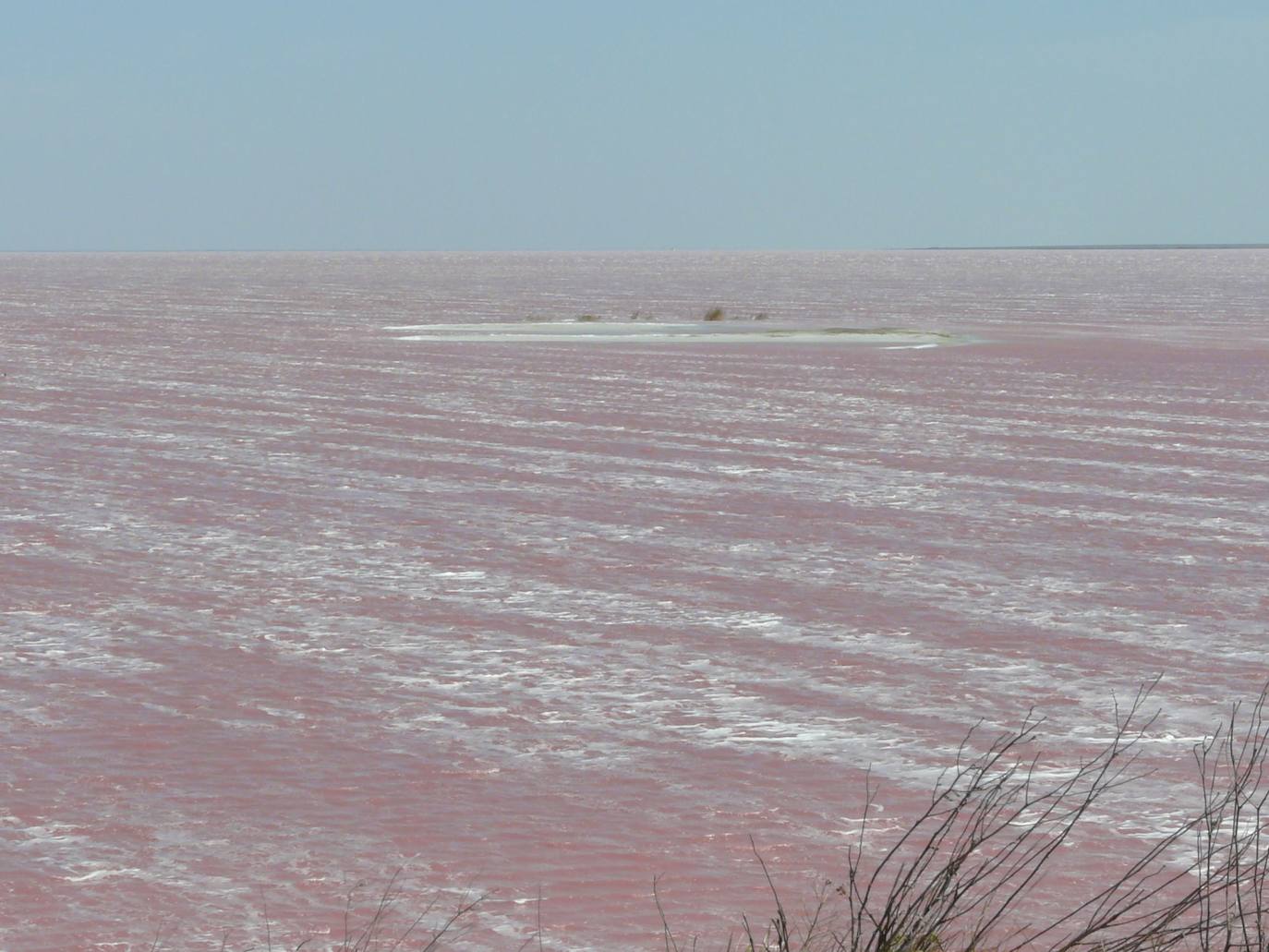 El Mar Podrido (Golfo de Sivash, Ucrania) | Su nombre viene por la poca produndidad de sus aguas, que al calentarse en verano producen un olor muy desagradable que viene acompañado de una abundante evaporación.