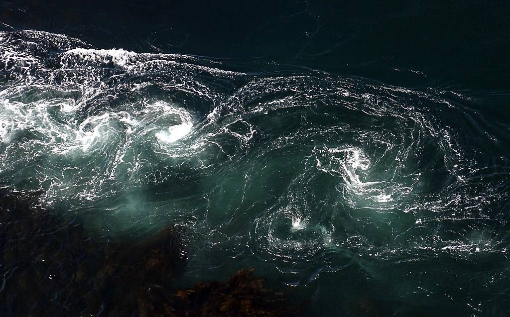 Saltstraumen (Noruega) | Los remolinos de agua que se forman en el mar de Noruega se producen por la corriente marina más potente del planeta y pueden llegar hasta los 5 metros de produndidad.