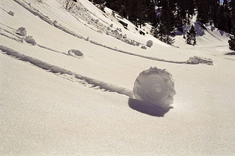 Snow rollers | Es el viento quien se encarga de formar estos 'rollos de nieve', que pueden alcanzar hasta los 70 centímetros de diámetro. Se forman cuando la superficie tiene una capa de hielo sobre la cual la nieve puede ser arrastrada, siempre que el viento sople lo suficientemente fuerte como para arrastrar los rollos de nieve, pero no demasiado como para moverlos deprisa.