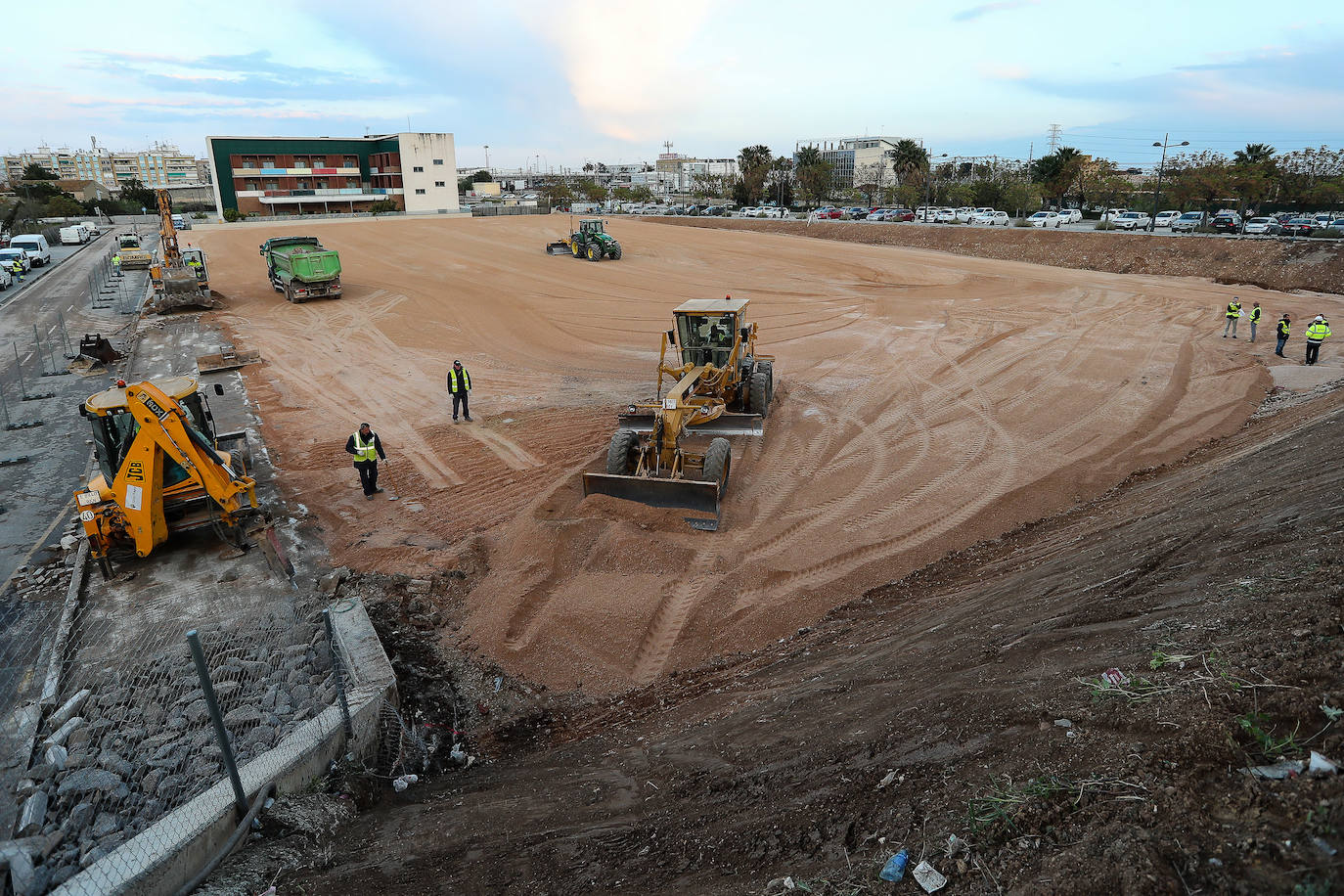 Obras para preparar el hospital de campaña junto a La Fe, en la segunda semana de estado de alarma.