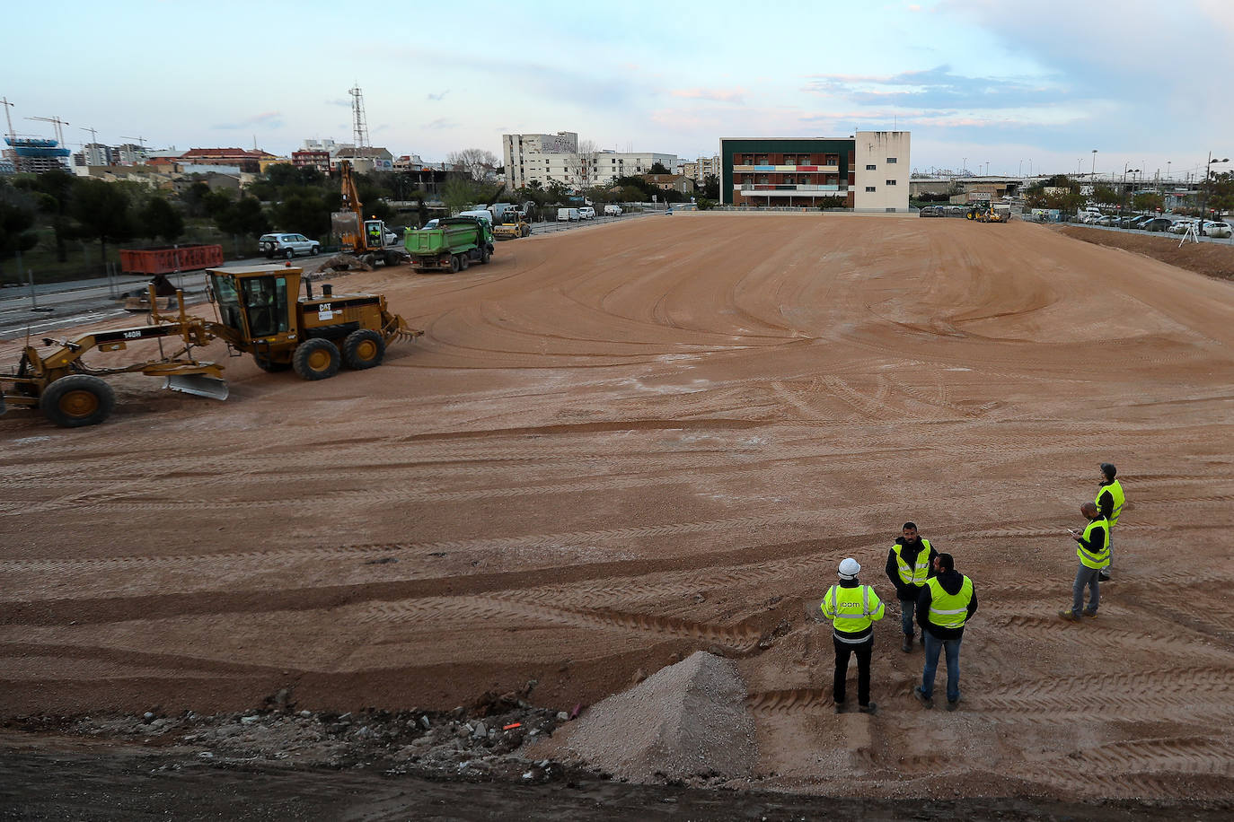 Obras para preparar el hospital de campaña junto a La Fe, en la segunda semana de estado de alarma.