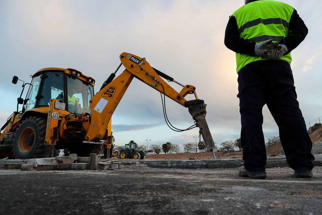 Obras para preparar el hospital de campaña junto a La Fe, en la segunda semana de estado de alarma.