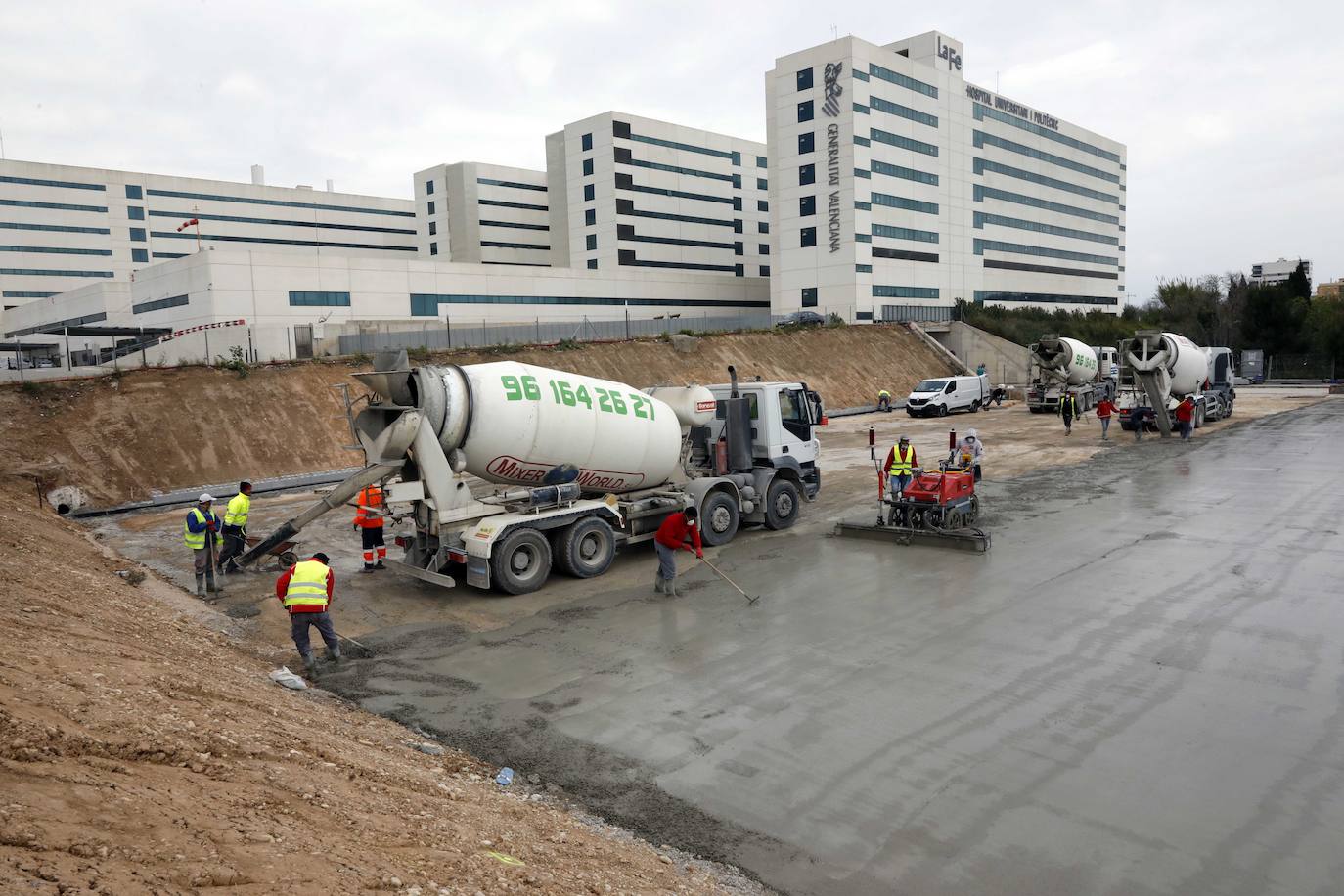 Obras para el hospital de campaña junto a La Fe tras la preparación del terreno.