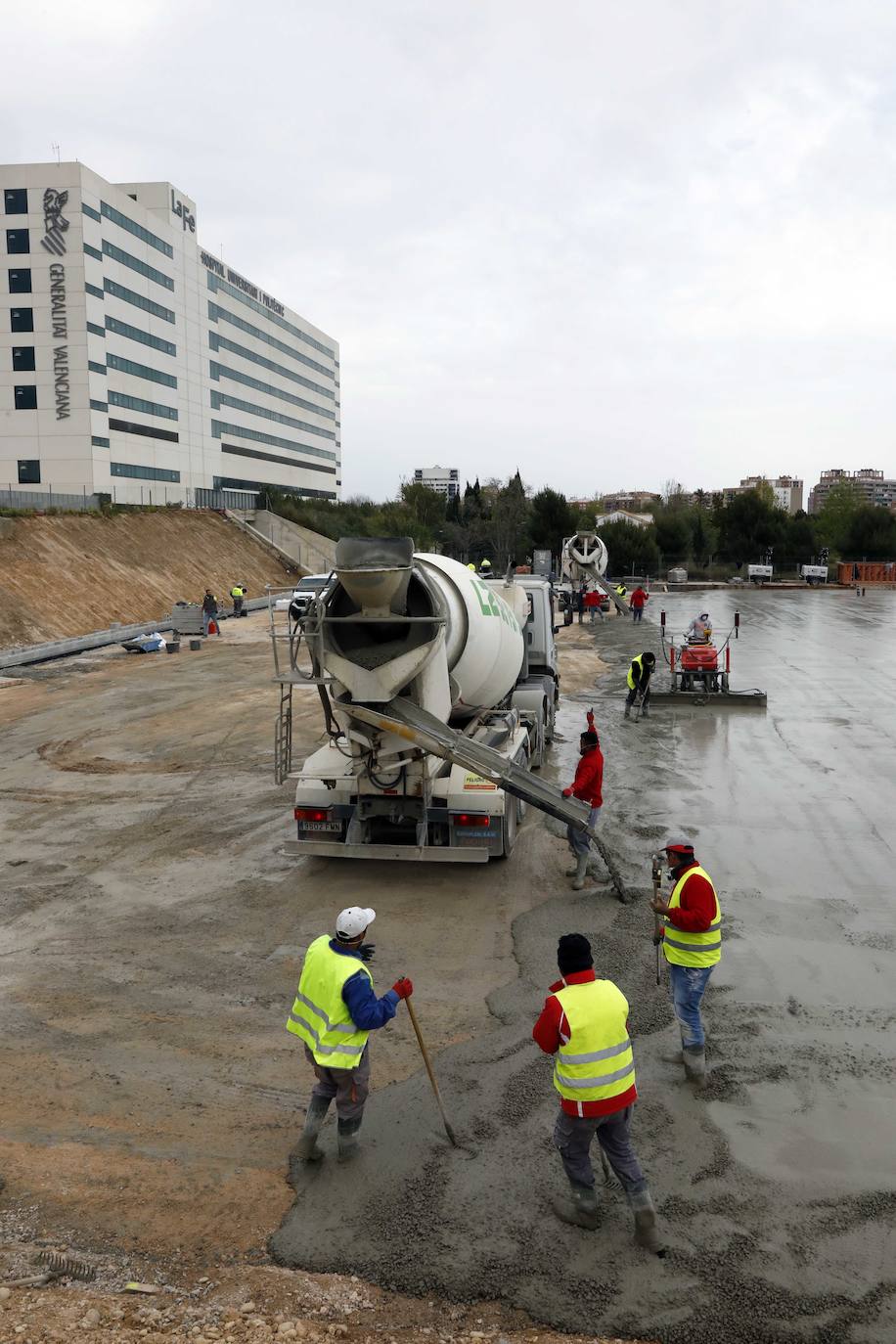 Obras para el hospital de campaña junto a La Fe tras la preparación del terreno.