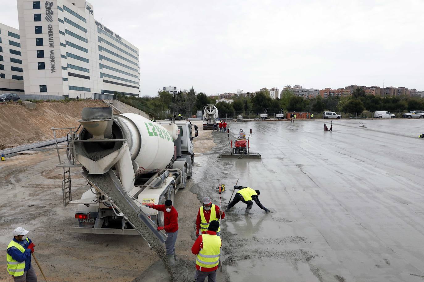 Obras para el hospital de campaña junto a La Fe tras la preparación del terreno.