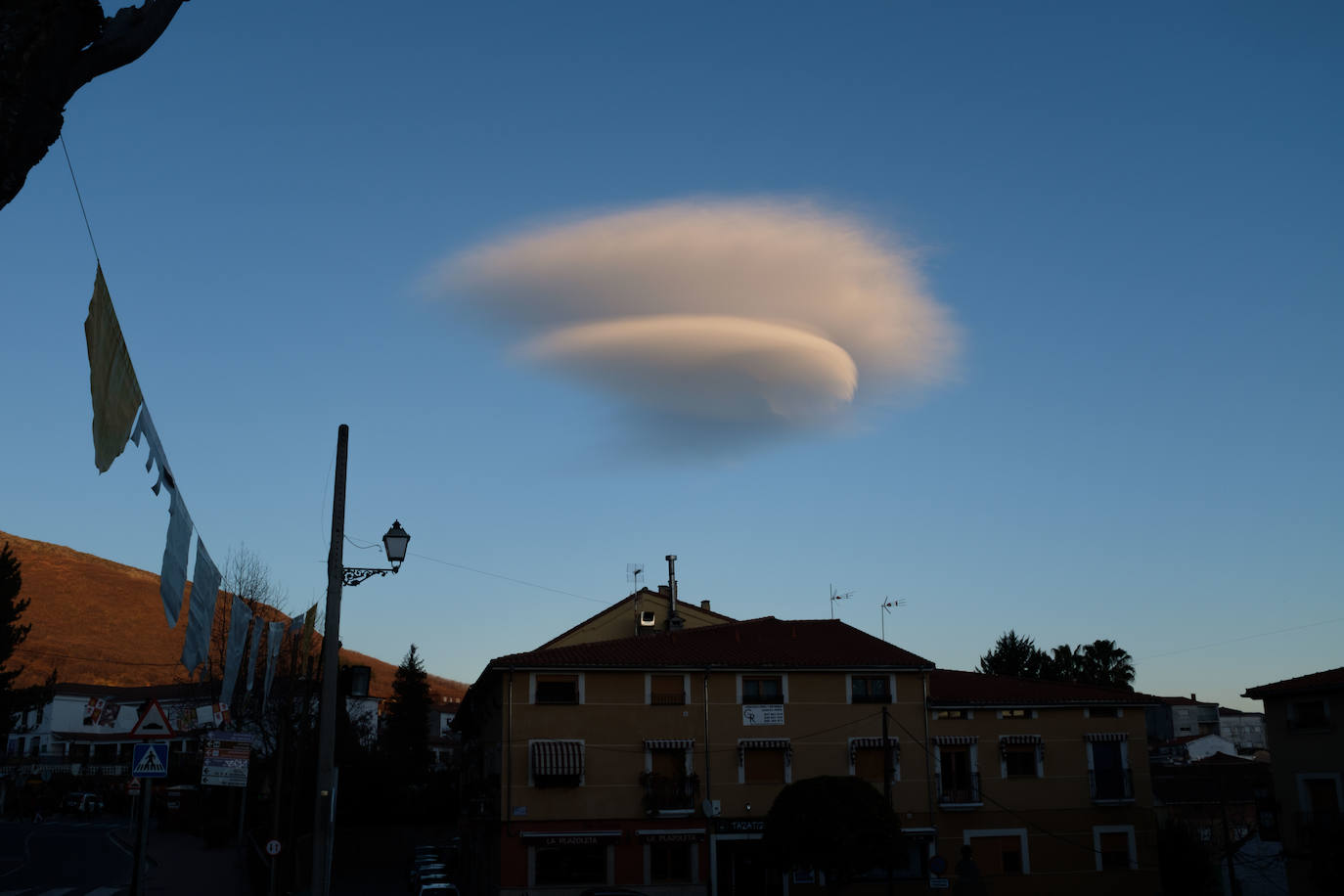 Nubes lenticulares | Se generan por los vientos descendientes de las montañas, donde estas nubes estacionarias con forma circular quedan aisladas de otras nubes a gran altitud. Aunque el viento sopla y desplaza el resto de nubes, estas se mantienen en el mismo lugar.