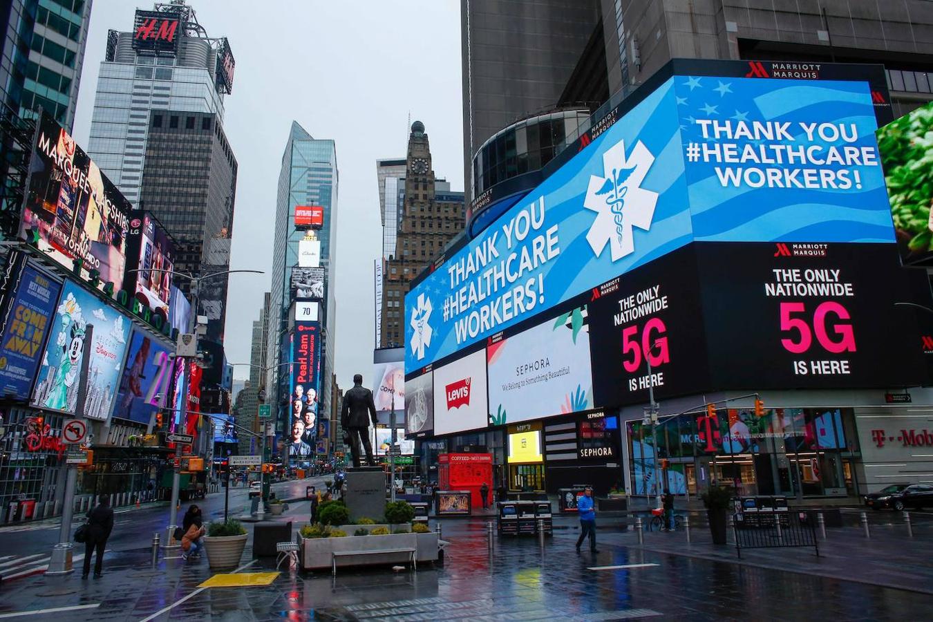 Vista general de Times Square, mientras Donald Trump, considera una cuarentena a corto plazo del estado de Nueva York, Nueva Jersey y Connecticut