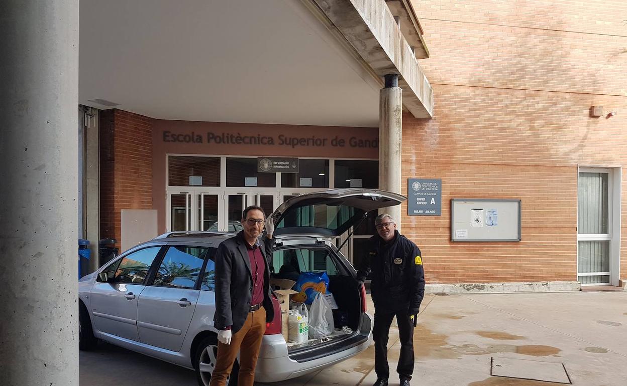 El director del Campus de Gandia, Jesús Alba, con el material donado al hospital. 