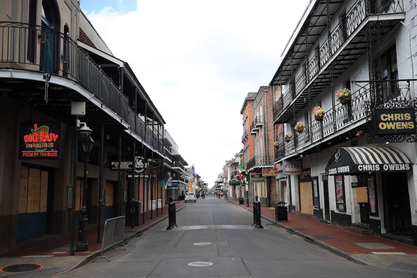 La calle Bourbon vacía en el barrio francés en medio de la pandemia de coronavirus (COVID-19)