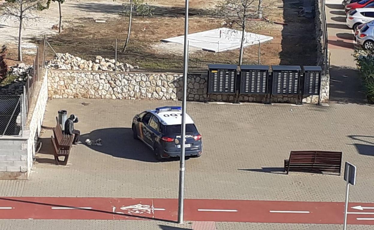 Agentes de la Policía Local hablan con un vecino de Dénia.