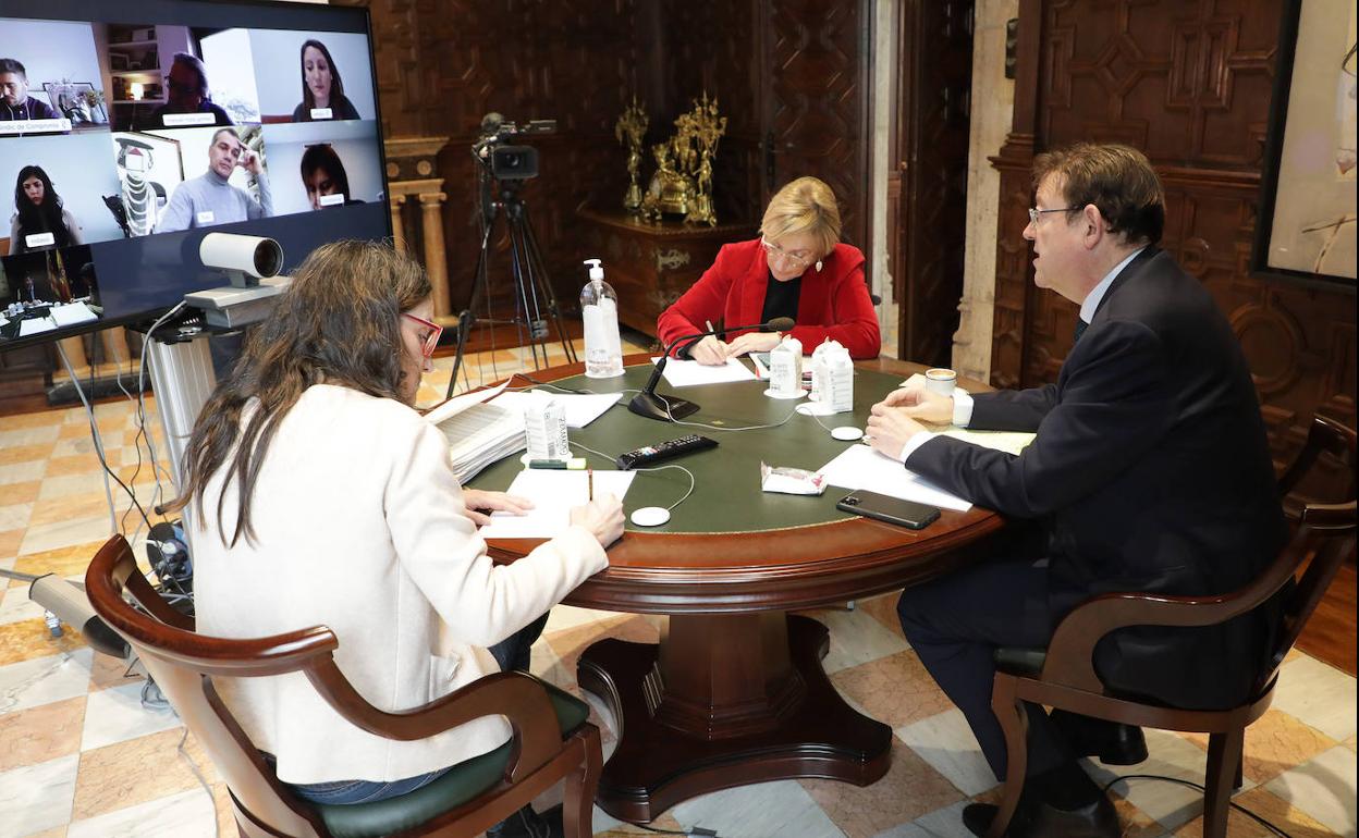 Reunión de los grupos de Les Corts.