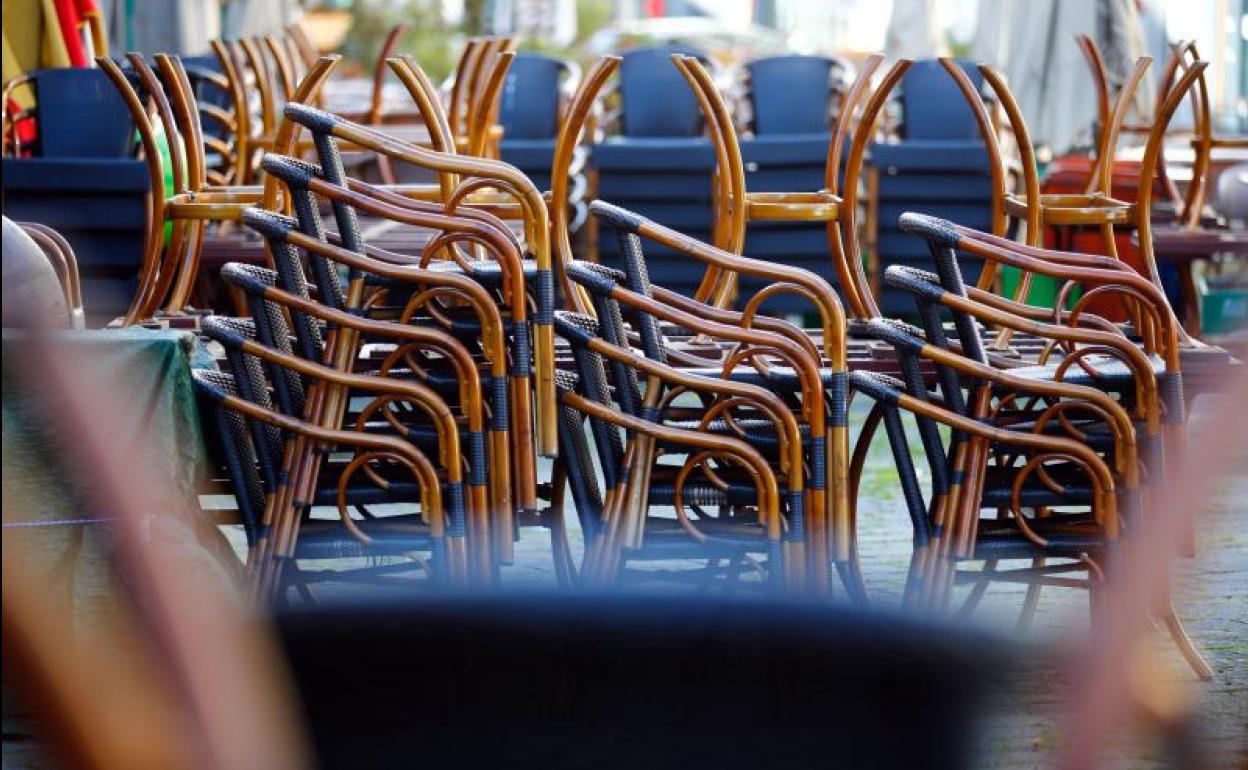 Mesas y sillas de un restaurante, recogidas tras el cierre. 