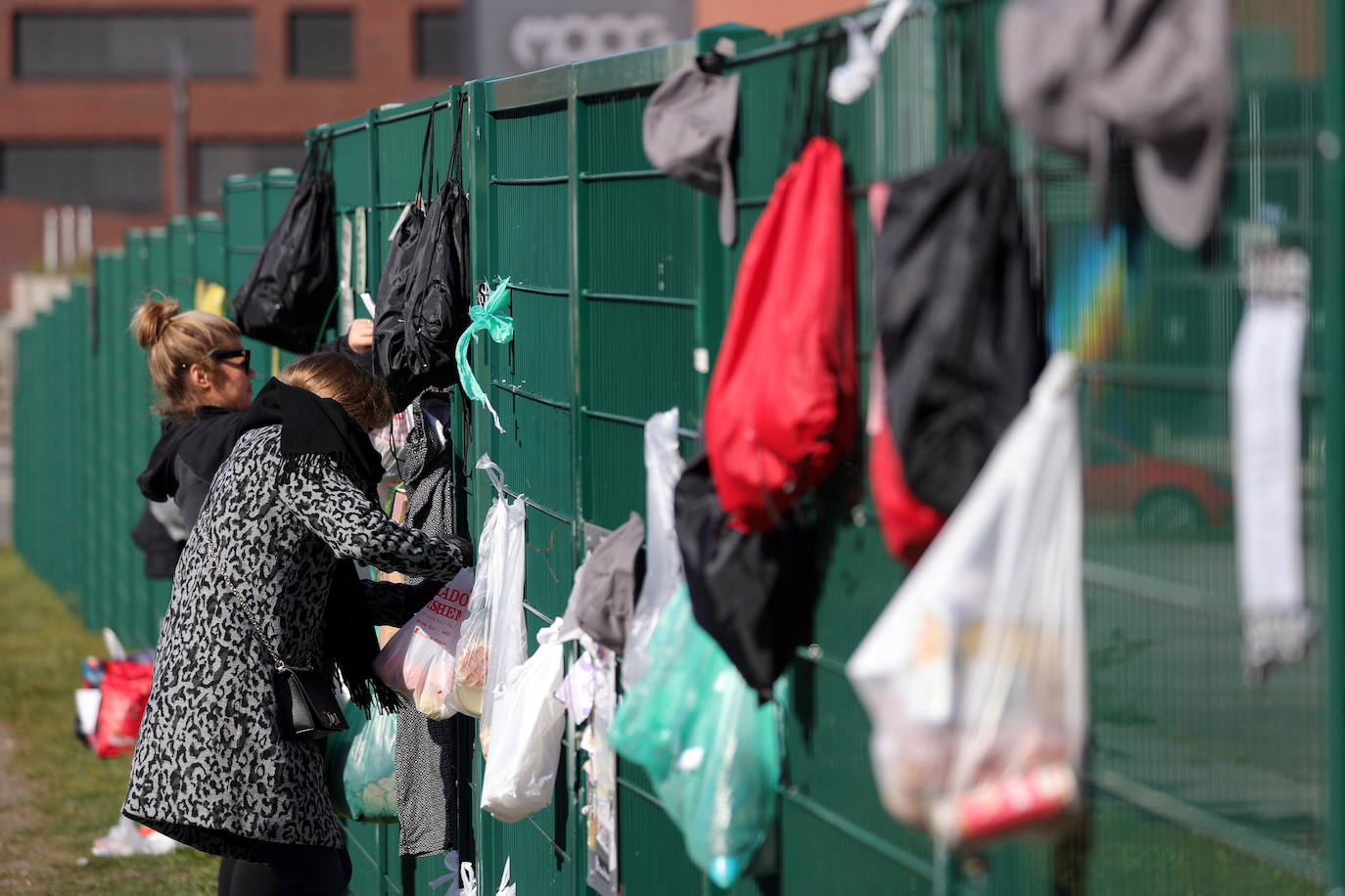 Los ciudadanos de Dortmund dejan a diario en esta valla material de higiene y sanitario para los mendigos.