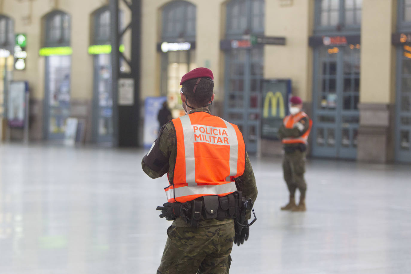 La Unidad Militar de Emergencia (UME) ha comenzado este domingo a realizar «reconocimiento previos» en siete ciudades donde puede haber mayor riesgo de propagación del virus, como Valencia, donde los militares vigilan ya las calles del centro de la ciudad para evitar más contagios entre la población valenciana. 