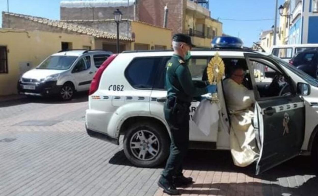 El cura baja del vehículo de la Guardia Civil. 