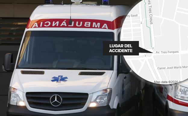 Un herido en un accidente entre dos coches en la calle Tres Forques de Valencia