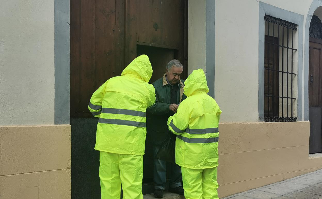 Miembros de la Brigada de Obras y Servicios reparten mascarillas a los vecinos de Albaida. 