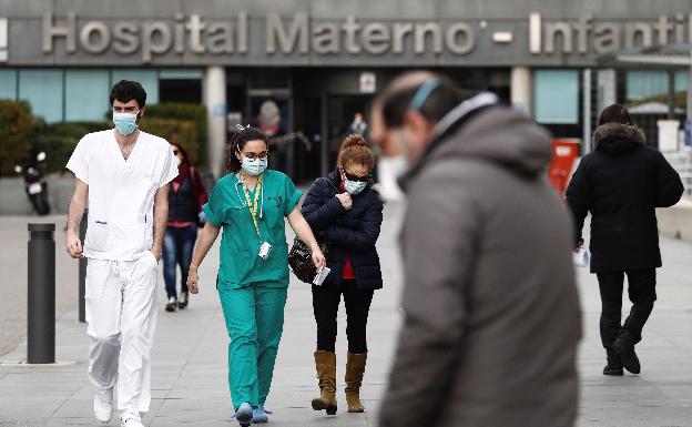 Sanitarios con mascarillas, en la puerta de un hospital. 