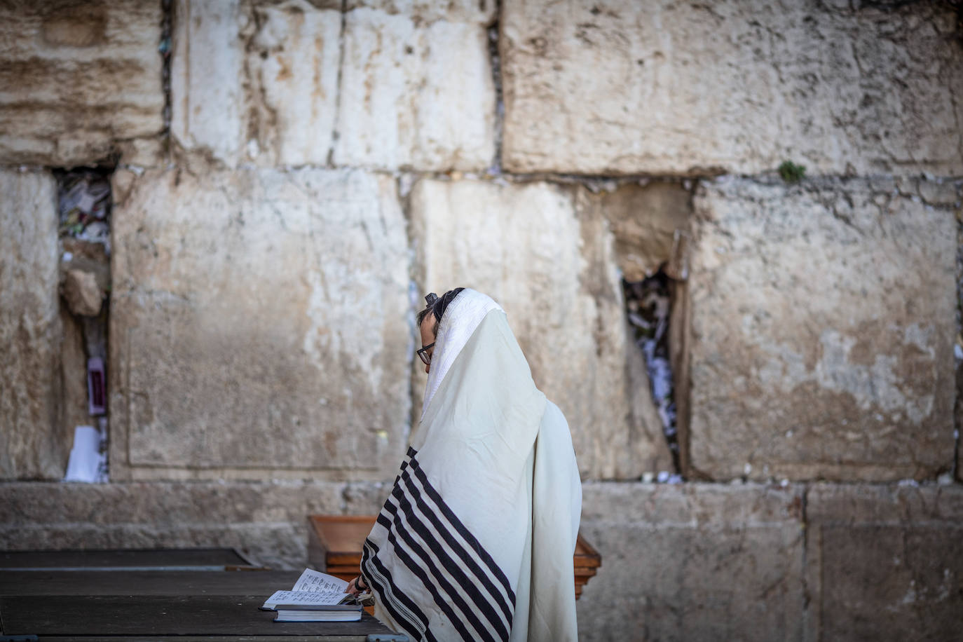 Un grupo de operarios ha limpiado las piedras de este lugar sagrado de Jerusalén, que cada año tocan miles de personas, fundamentalmente judíos pero también visitantes de otras confesiones, para prevenir contagios por coronavirus