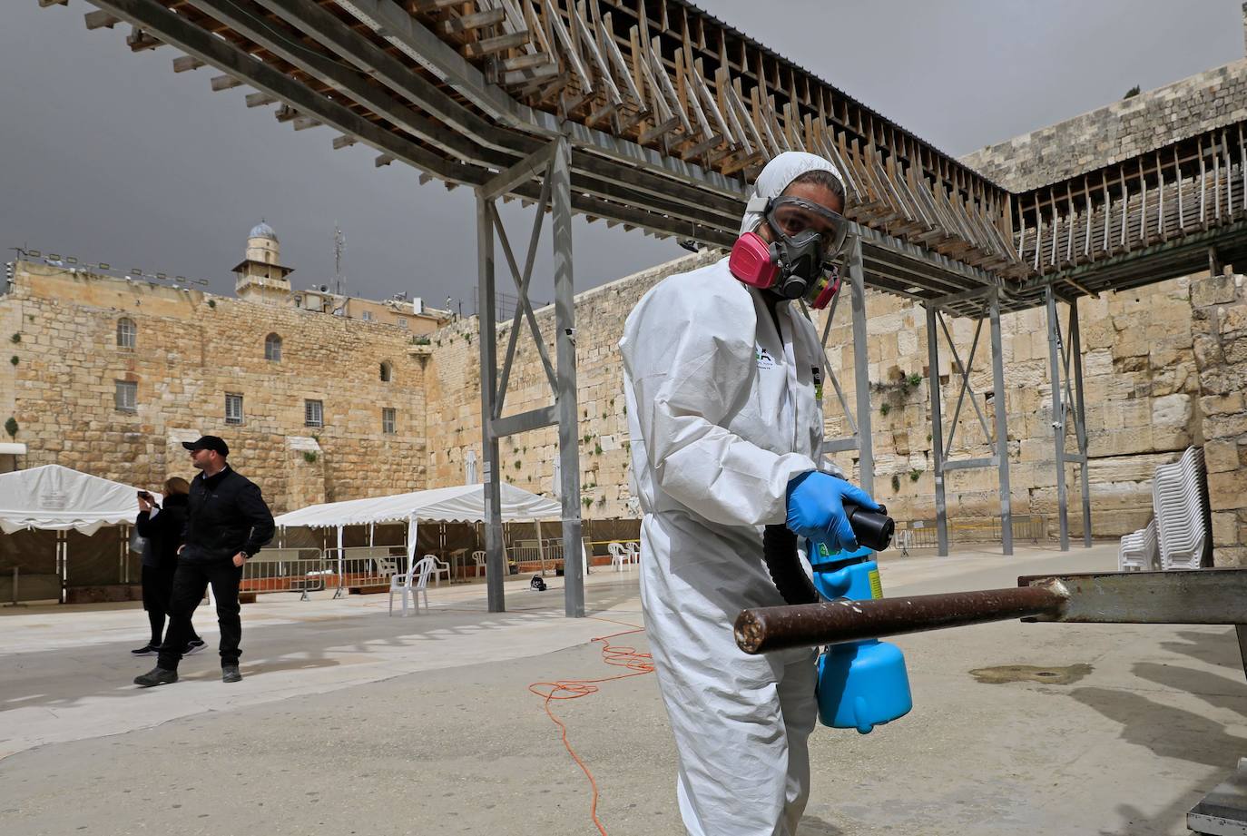 Un grupo de operarios ha limpiado las piedras de este lugar sagrado de Jerusalén, que cada año tocan miles de personas, fundamentalmente judíos pero también visitantes de otras confesiones, para prevenir contagios por coronavirus