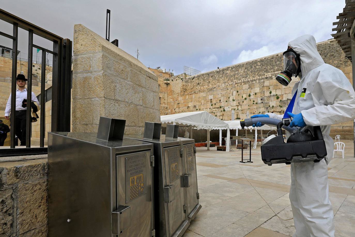 Un grupo de operarios ha limpiado las piedras de este lugar sagrado de Jerusalén, que cada año tocan miles de personas, fundamentalmente judíos pero también visitantes de otras confesiones, para prevenir contagios por coronavirus