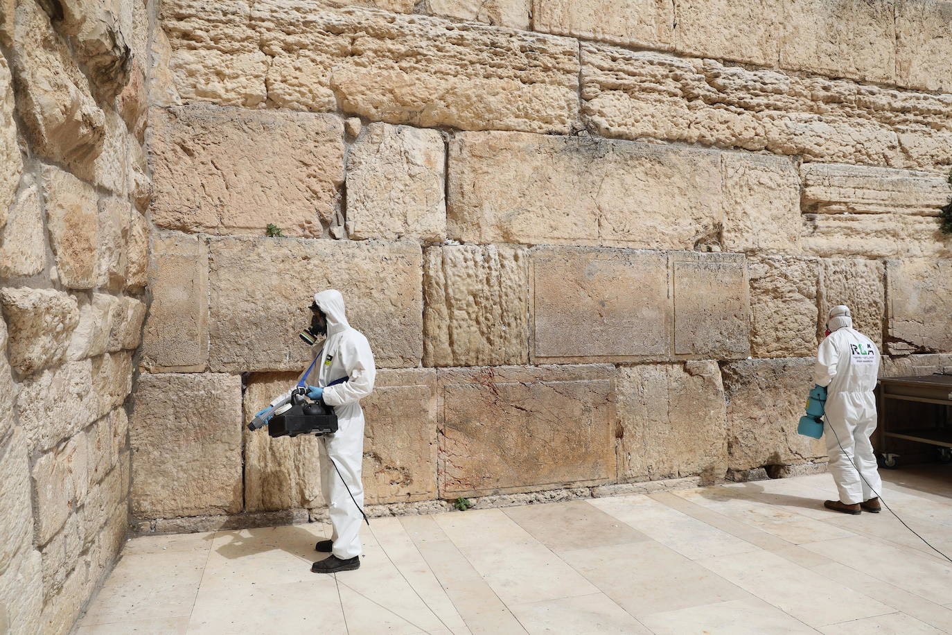 Un grupo de operarios ha limpiado las piedras de este lugar sagrado de Jerusalén, que cada año tocan miles de personas, fundamentalmente judíos pero también visitantes de otras confesiones, para prevenir contagios por coronavirus