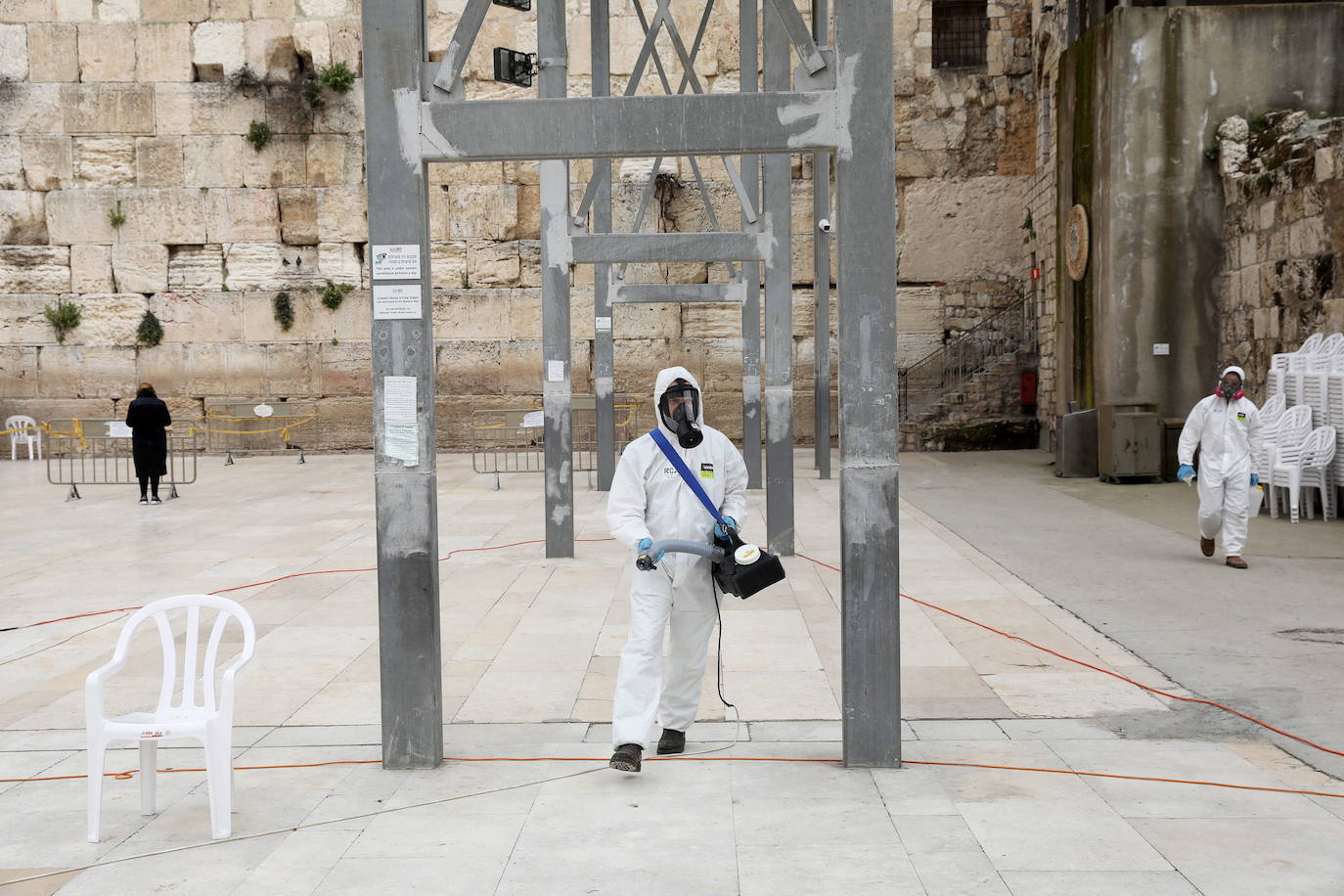 Un grupo de operarios ha limpiado las piedras de este lugar sagrado de Jerusalén, que cada año tocan miles de personas, fundamentalmente judíos pero también visitantes de otras confesiones, para prevenir contagios por coronavirus