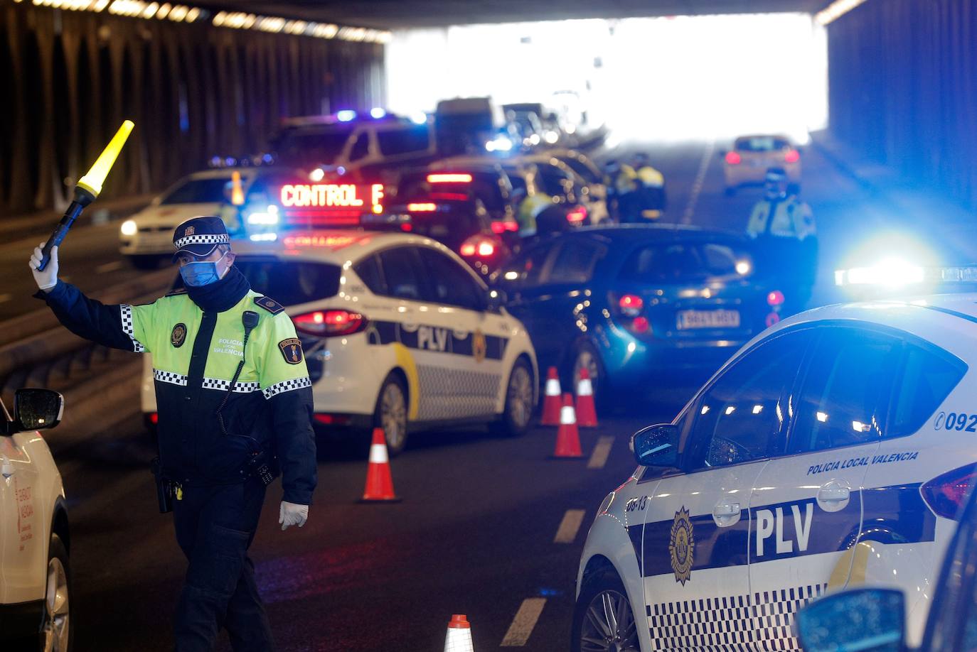 Valencia afronta la tercera semana de estado de alarma por el coronavirus. La ciudad vacía y acciones solidarias en Paterna y Mislata.