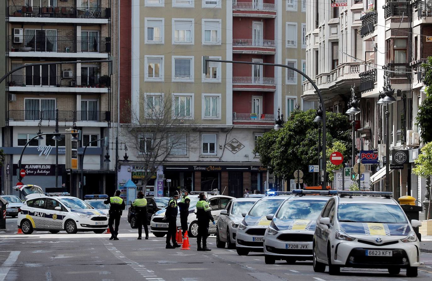 Valencia afronta la tercera semana de estado de alarma por el coronavirus. La ciudad vacía y acciones solidarias en Paterna y Mislata.