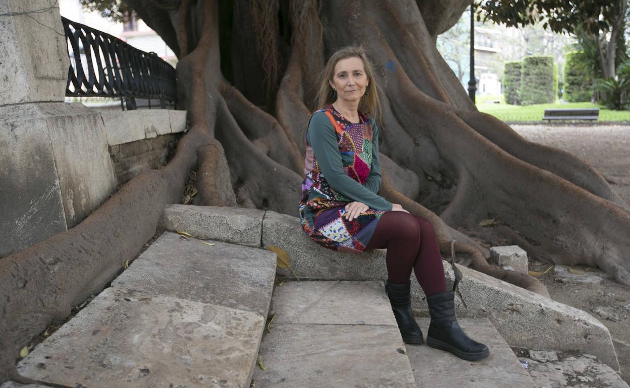 Eva Blasco junto al centenario ficus del Parterre, cerca de la agencia de viajes que heredó de su padre.