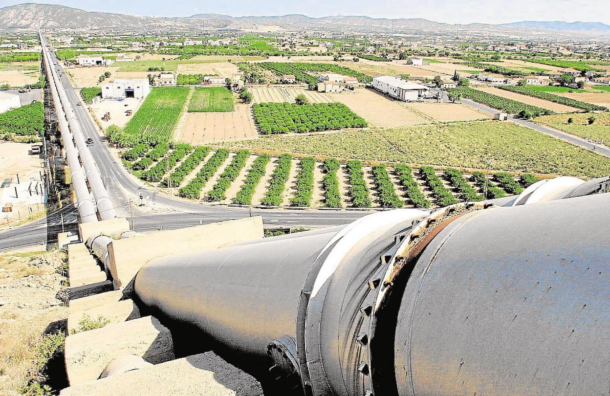 Conducciones del trasvase Tajo-Segura a su paso por la huerta de la Vega Baja, cerca de Orihuela. 