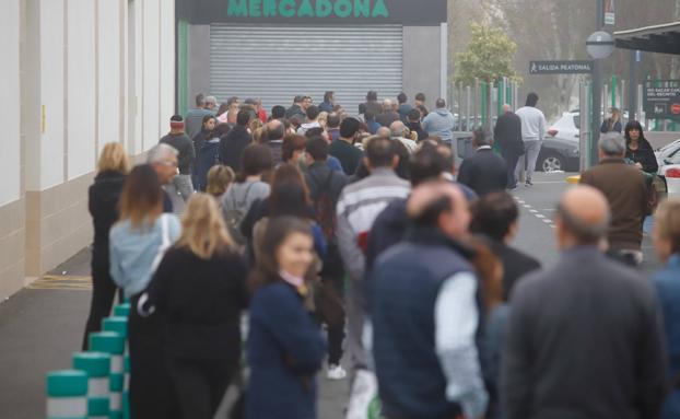 9 de marzo. Los supermercados amanecen con colas de ciudadanos que quieren comprar bienes de primera necesidad.