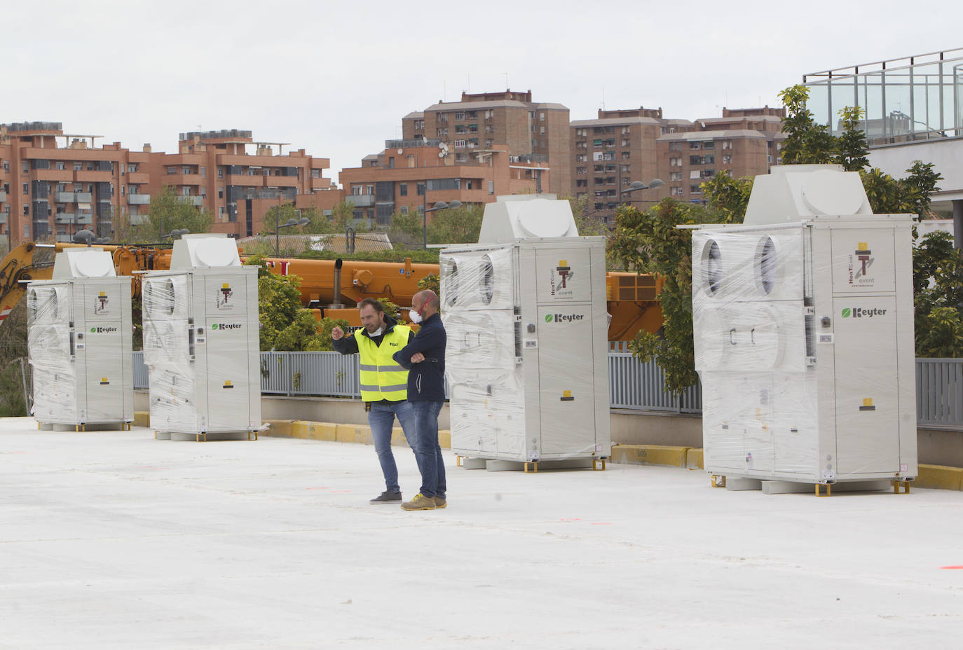 Obras para preparar el hospital de campaña junto a La Fe, en la segunda semana de estado de alarma.