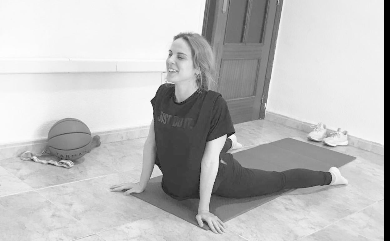 Sara  Moreno realiza ejercicios durante el confinamiento