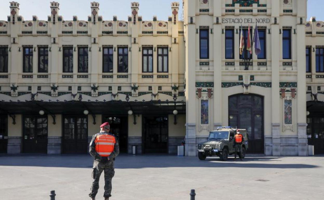 La policía militar patrulla en la Estación del Norte de Valencia, vacía de transeúntes.