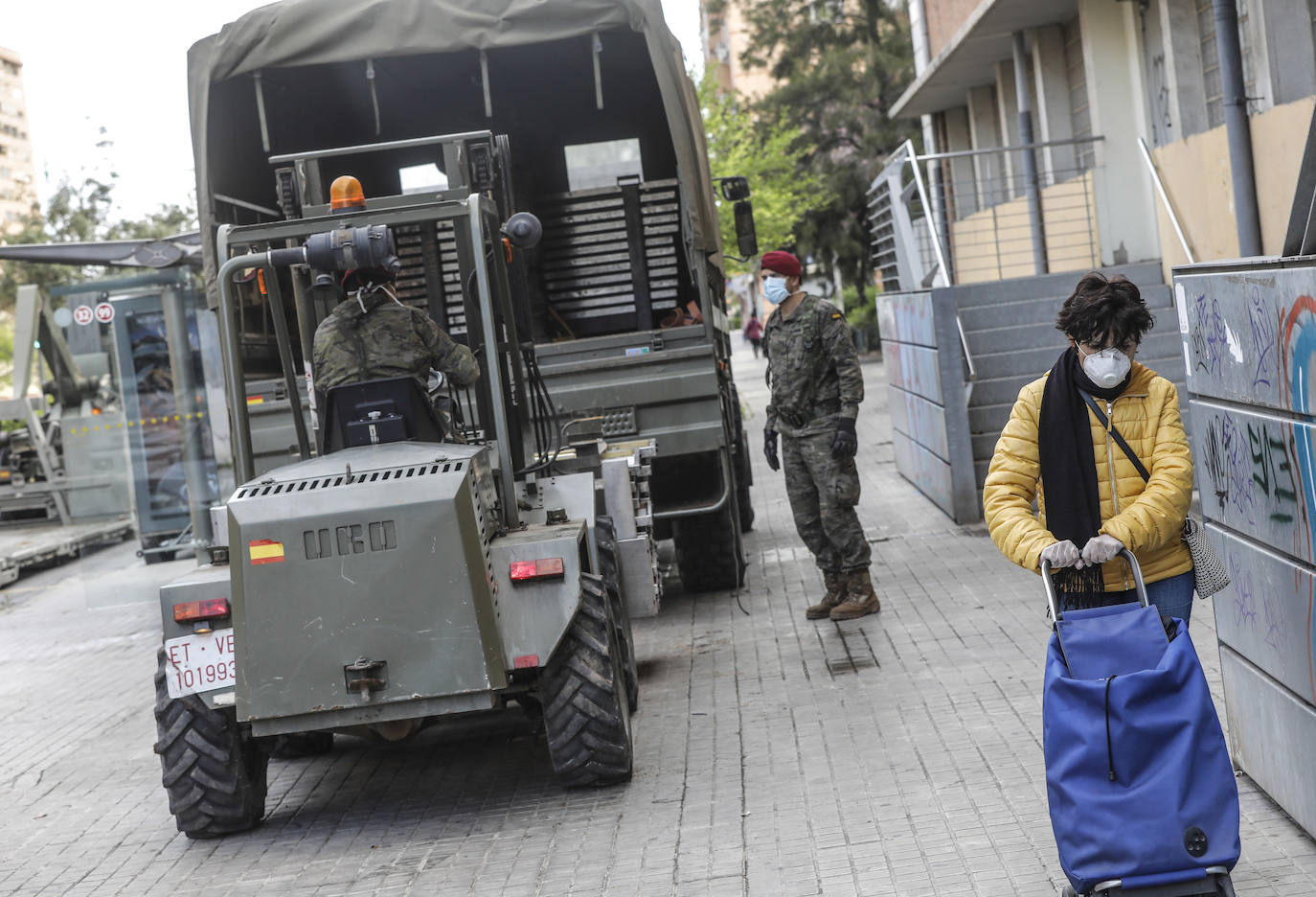 Militares del ejército colocan los materiales necesarios para adecuar el polideportivo del Cabanyal en un albergue para personas sin techo. 