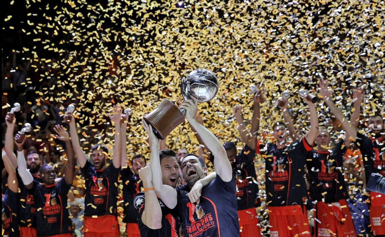 El Valencia Basket celebra la obtención de la Copa en 2017.