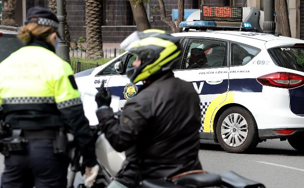 Detenido un traficante con cocaína en Nazaret cuando se desplazaba en un taxi para venderla a domicilio