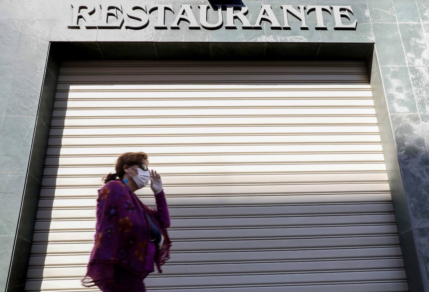 Calles vacías y una ciudad completamente desolada. Es el panorama que vive Valencia desde que el pasado sábado 14 de marzo el presidente del Gobierno, Pedro Sánchez, decretase el estado de alarma para hacer frente a la pandemia del coronavirus. Así está desde hace tres semanas la capital del Turia: 