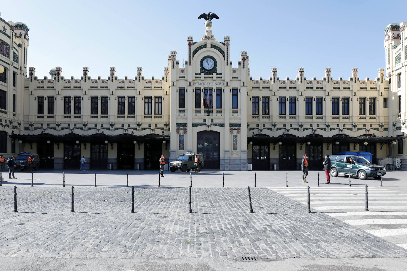 Calles vacías y una ciudad completamente desolada. Es el panorama que vive Valencia desde que el pasado sábado 14 de marzo el presidente del Gobierno, Pedro Sánchez, decretase el estado de alarma para hacer frente a la pandemia del coronavirus. Así está desde hace tres semanas la capital del Turia: 