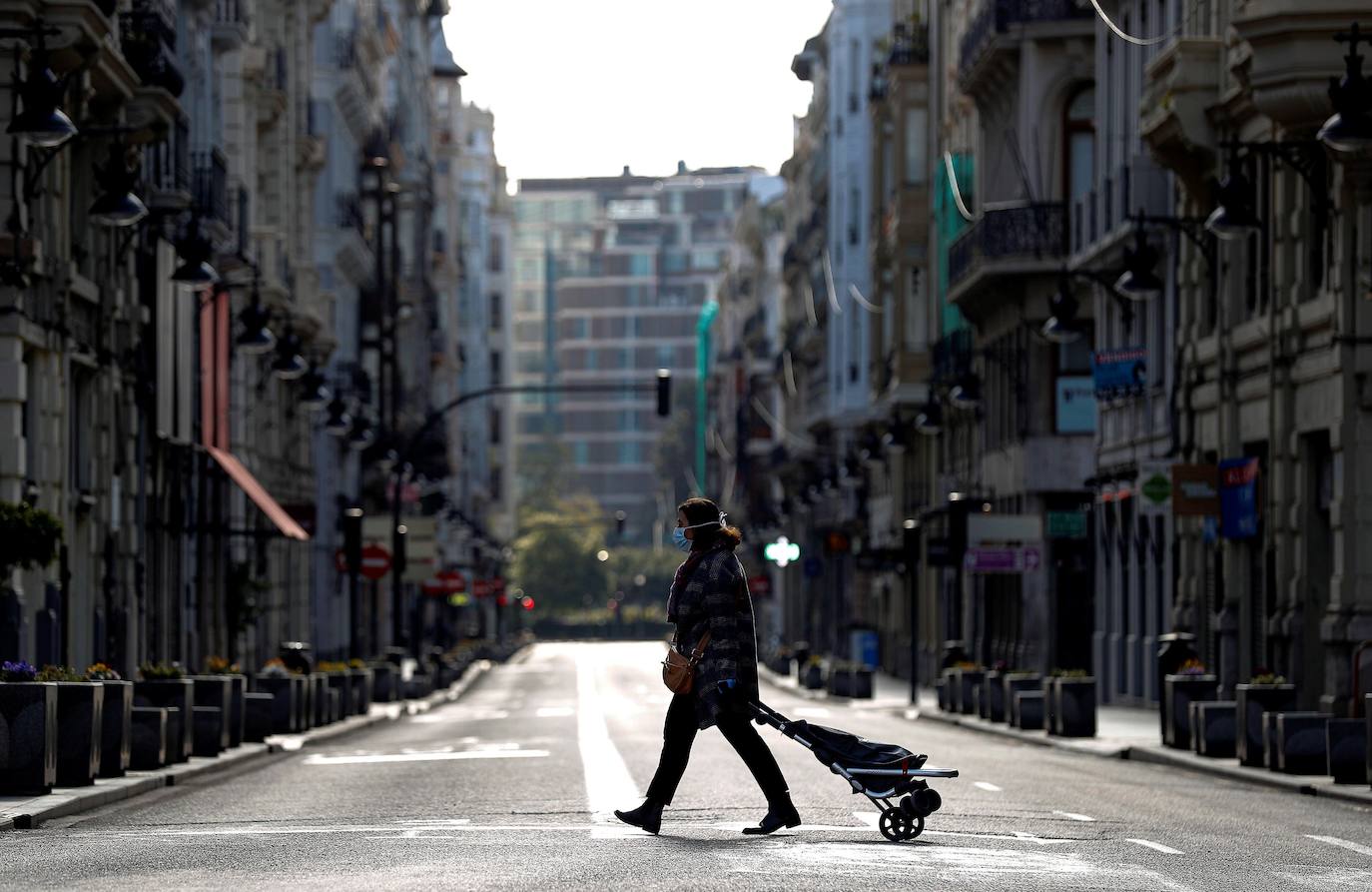 Calles vacías y una ciudad completamente desolada. Es el panorama que vive Valencia desde que el pasado sábado 14 de marzo el presidente del Gobierno, Pedro Sánchez, decretase el estado de alarma para hacer frente a la pandemia del coronavirus. Así está desde hace tres semanas la capital del Turia: 