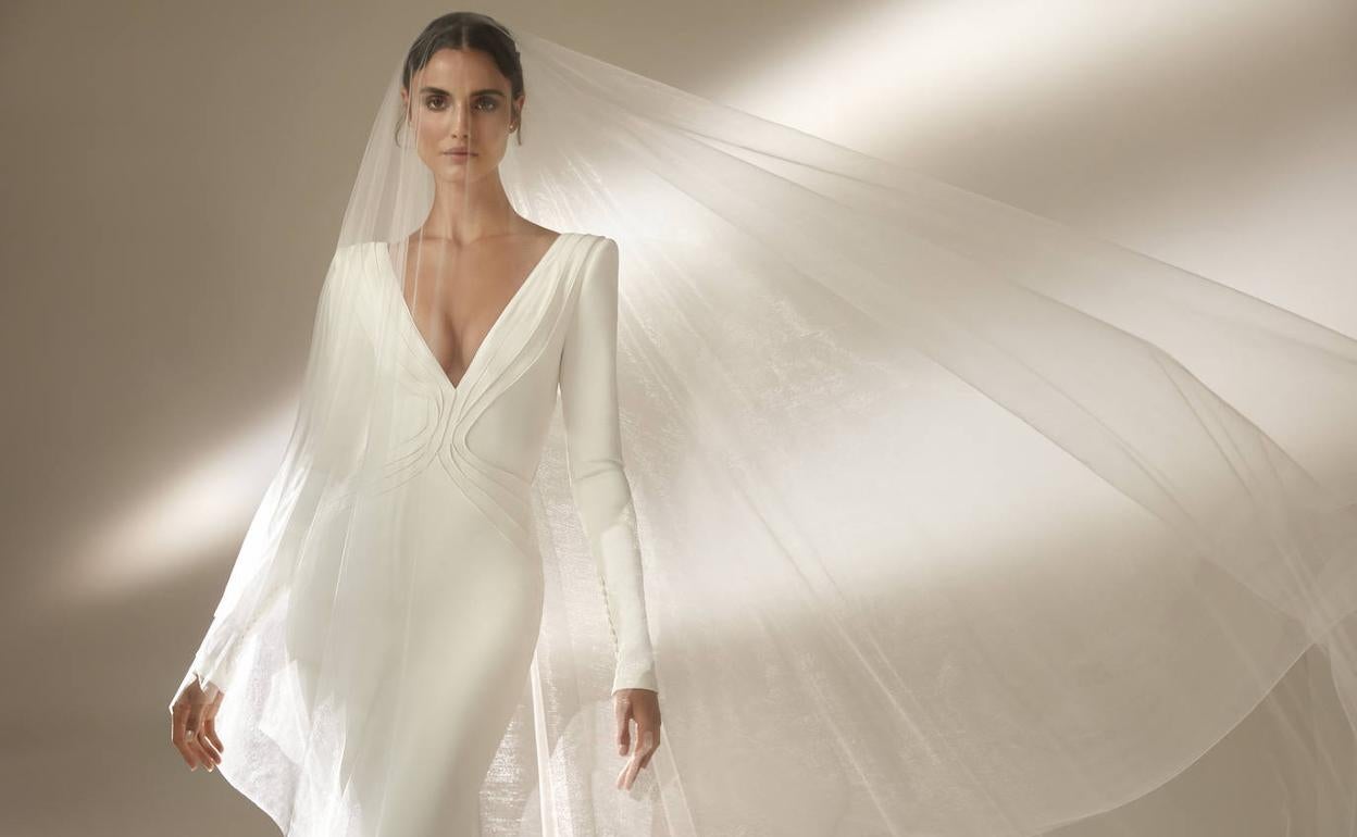 La modelo Blanca Padilla con un diseño de la nueva colección Cruise de Atelier Pronovias 2021. 